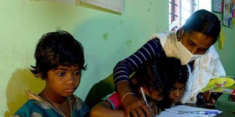 വണ്ടിപ്പെരിയാര്‍ സത്യത്തിലെ ഏകാധ്യാപക വിദ്യാലയം അടച്ചുപൂട്ടുന്നു ; പ്രതിഷേധവുമായി പ്രദേശവാസികള്‍