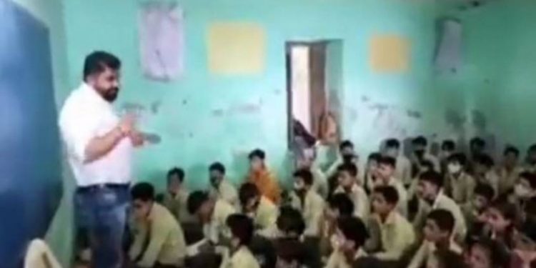 ‘എന്തിനാണ് ചിരി? എന്തെങ്കിലും തമാശ ഉണ്ടായോ?’; വിദ്യാര്‍ഥിയെ തല്ലി  സ്പീക്കര്‍