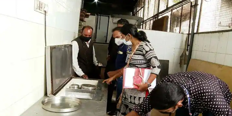കായംകുളത്തും പഴകിയ ഭക്ഷ്യവിഭവങ്ങൾ പിടിച്ചെടുത്തു ; രണ്ട് ഹോട്ടലുകൾ പൂട്ടാൻ നോട്ടീസ് നൽകി