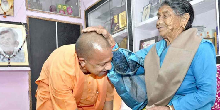 മുഖ്യമന്ത്രിയായതിനു ശേഷം യോഗി ആദ്യമായി അമ്മയെ കണ്ടു; കാലിൽ തൊട്ട് അനുഗ്രഹം തേടി