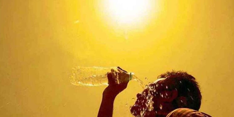 ചൂടിൽ ഉരുകി കേരളം ; കോട്ടയത്ത് 37 ഡിഗ്രി! ‘ ഉഷ്ണബൾബ് ’ പ്രഭാവം തടയുമോ ന്യൂനമർദം?