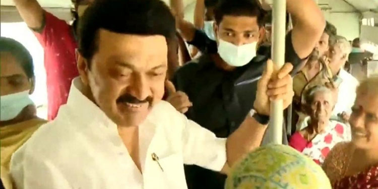 അധികാരമേറ്റിട്ട് ഒരു വർഷം; ബസിൽ യാത്ര ചെയ്ത് വിവരങ്ങൾ ആരാഞ്ഞ് എം.കെ.സ്റ്റാലിൻ