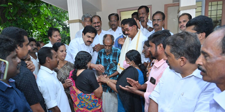 കെ.എം.മാണി കാരുണ്യ ഭവനം താക്കോൽ കൈമാറി ; തോമസ് കുട്ടിയുടെ കരുണയിൽ ചന്ദ്രൻനായർക്ക് കാരുണ്യഭവനം