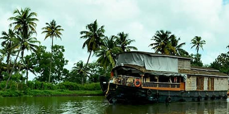ആലപ്പുഴയിൽ യുവാവ് ഹൗസ് ബോട്ടിൽ നിന്ന് വീണുമരിച്ചു ; അപകടം ഫോട്ടോ എടുക്കുന്നതിനിടെ