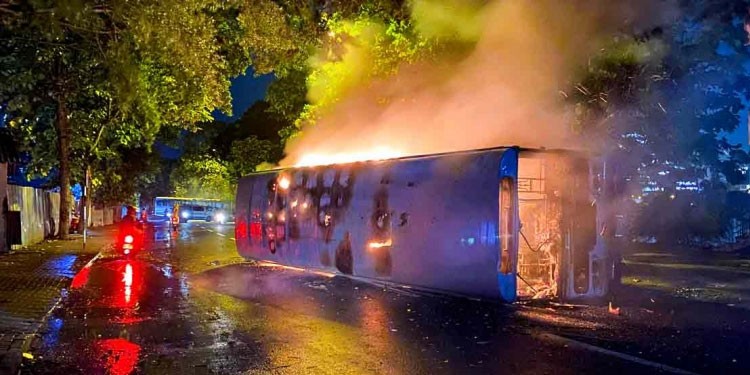 മഹിന്ദ രാജപക്സെ രാജ്യം വിടുന്നത് തടയും; വിമാനത്താവളങ്ങളിൽ നിലയുറപ്പിച്ച് ജനം