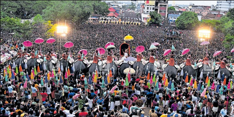 കനത്ത മഴ തുടരുന്നു, യെലോ അലർട്ട്; തൃശൂർ പൂരം വെടിക്കെട്ട് വീണ്ടും മാറ്റി