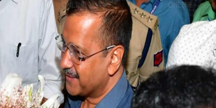 അരവിന്ദ് കേജ്‍രിവാൾ കേരളത്തിൽ; വൻ സ്വീകരണമൊരുക്കി ആം ആദ്മി പ്രവർത്തകർ