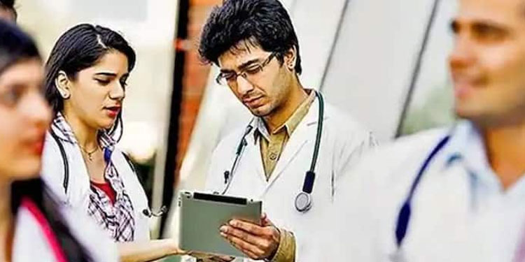 യുക്രെയിനിൽ നിന്ന് മടങ്ങിയ വിദ്യാ‍ര്‍ത്ഥികൾക്ക് ഇന്ത്യയിൽ പഠനം തുടരാനാകില്ലെന്ന് കേന്ദ്രം