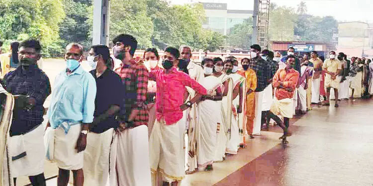 ഗുരുവായൂരിൽ ഭക്തജന തിരക്ക്: ഞാ​യ​റാ​ഴ്ച ന​ട​ന്ന​ത് 54 ല​ക്ഷം രൂ​പ​യു​ടെ വ​ഴി​പാ​ടു​ക​ൾ