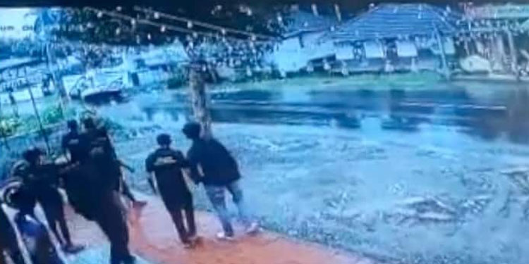 പാലക്കാട് ബസും ട്രാവലറും കൂട്ടിയിടിച്ച് 3 മരണം, രണ്ട് പേരുടെ നില ഗുരുതരം, ഇരുപതോളം പേർക്ക് പരിക്ക്
