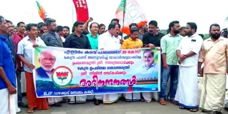 ഔദ്യോഗിക ഉദ്ഘാടനം തിങ്കളാഴ്ച; എളമരം കടവ് പാലം തുറന്നുകൊടുത്ത് ബിജെപി