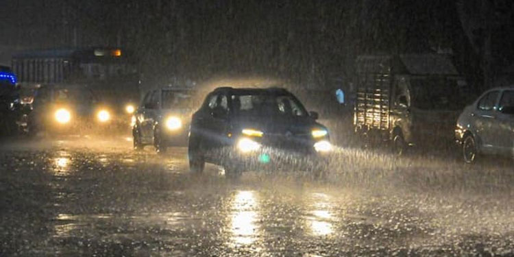 മഴ മുന്നറിയിപ്പിൽ രാത്രി വീണ്ടും മാറ്റം : എല്ലാ ജില്ലകളിലും ഒറ്റപ്പെട്ടയിടങ്ങളിൽ മഴക്ക് സാധ്യത