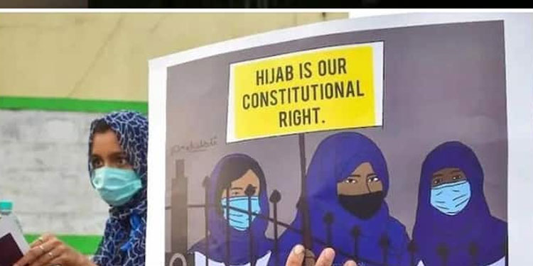 മംഗളുരു യൂണിവേഴ്സിറ്റിയില്‍ വീണ്ടും ഹിജാബ് വിലക്ക് , വിദ്യാ‍‍ർത്ഥികളെ തടഞ്ഞു , ക്ലാസ് ബഹിഷ്കരിച്ച് പ്രതിഷേധം