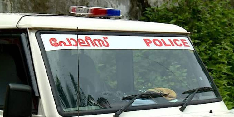 പെൺകുട്ടിയെ നടുറോഡിൽ മർദ്ദിച്ചു, മുടി മുറിച്ചു ; അക്രമികളായ സ്ത്രീക്കും പുരുഷനുമായി തിരച്ചിൽ