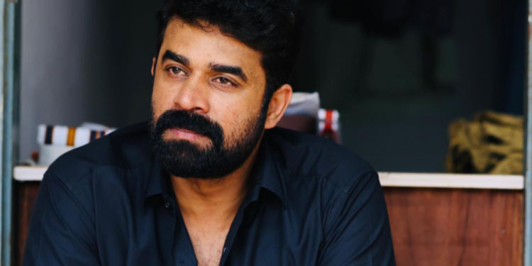 എയർപോർട്ടിലെ അറസ്റ്റ് ആരെ കാണിക്കാൻ?; വിജയ് ബാബുവിന്റെ അറസ്റ്റ് തടഞ്ഞ് കോടതി