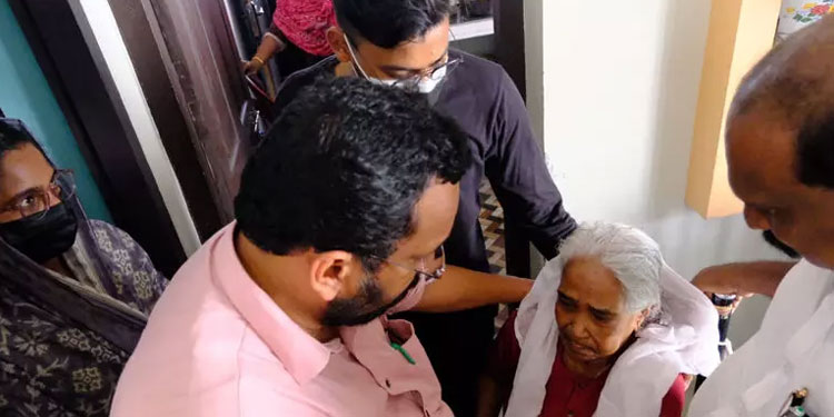 ചെളിയിൽ വീണ് മരിച്ച വിദ്യാർഥികളുടെ വീടുകൾ മന്ത്രി കെ. രാജൻ സന്ദർശിച്ചു