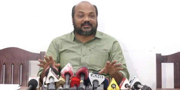 മന്ത്രി പി.രാജീവിന്റെ പേരിൽ വ്യാജ വാട്സാപ് അക്കൗണ്ട് സൃഷ്ടിച്ച് സന്ദേശം; പരാതി