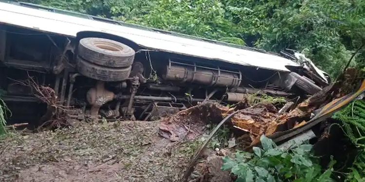 തൃശൂരിൽ വിദ്യാർഥികൾ സഞ്ചരിച്ച ടൂറിസ്റ്റ് ബസ് മറി‌ഞ്ഞ് അപകടം