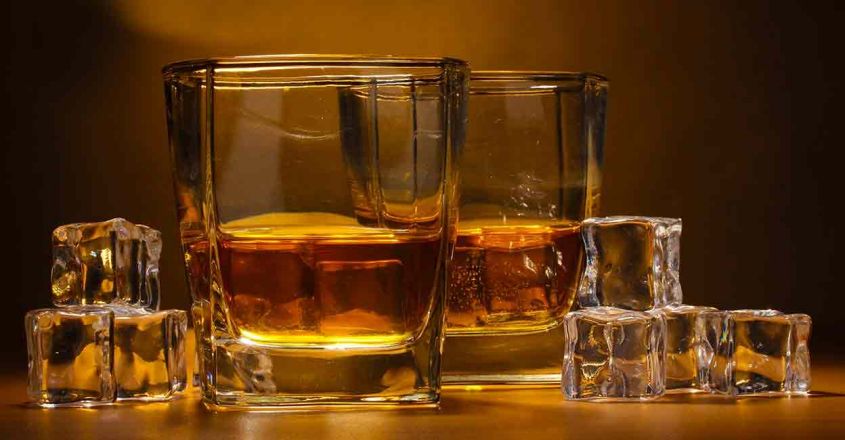 ഏത് അളവിലും മദ്യവിൽപ്പന: വിവാദം ഭയന്ന് അനുമതി ഒഴിവാക്കി സർക്കാർ