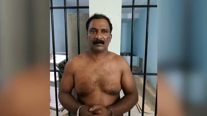 രക്ഷപ്പെടാൻ തെങ്ങിൽ കയറി , പരാജയപ്പെട്ടപ്പോൾ പൊലീസിനെ തോക്കിൻ മുനയിൽ നിർത്തി, ഒടുവിൽ ജെറ്റ് സന്തോഷ് പിടിയിൽ