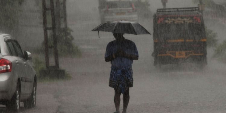 സംസ്ഥാനത്ത്  ജൂലൈ 2 വരെ മഴ തുടരും ; കേരള തീരത്ത് രാത്രി കടലാക്രമണത്തിന് സാധ്യത