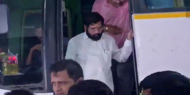 വിമത എംഎൽഎമാർ ഗുവാഹത്തിയിൽ ; മഹാരാഷ്ട്ര സർക്കാരിൻറെ ഭാവി അനിശ്ചിതത്വത്തിൽ