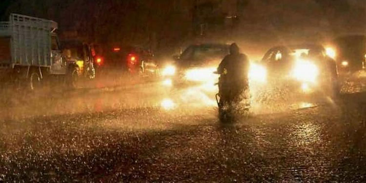 രാത്രി 4 ജില്ലകളിൽ മഴ സാധ്യത കൂടുതൽ ; തലസ്ഥാനത്തും കൊല്ലത്തും നേരിയ മഴയ്ക്കും സാധ്യത