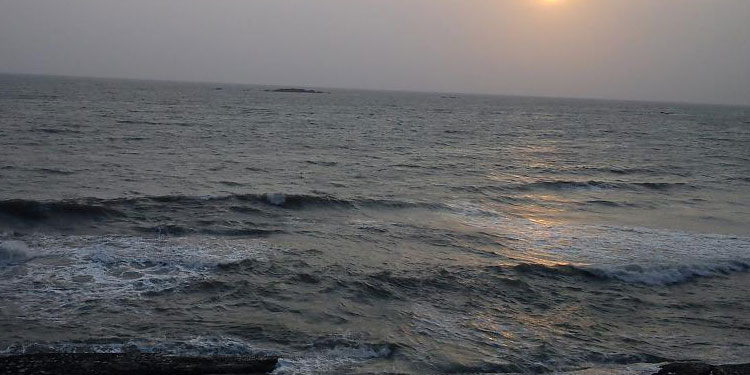 കൊല്ലത്ത് കൂട്ടുകാരുമായി കടൽതീരത്തെത്തിയ രണ്ടു വിദ്യാർഥികളെ കാണാതായി