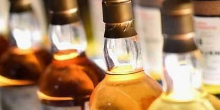 അനധികൃതമായി കടത്തിയ 350 കുപ്പി വിദേശ മദ്യം പിടികൂടി , സംഭവം ചാലക്കുടി കോടതി ജംങ്ഷനിൽ