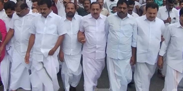 വയനാട്ടിൽ കോൺഗ്രസിന്റെ വൻമാർച്ച് ; പൊലീസുമായി വാക്കേറ്റം, ഉന്തും തള്ളും