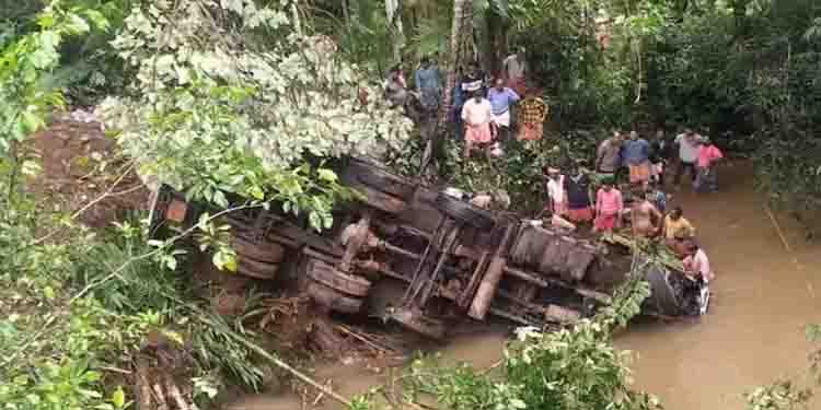 നീലേശ്വരത്ത് ലോറി തോട്ടിലേക്ക് മറിഞ്ഞ് ക്ലീനര്‍ മരിച്ചു, ഡ്രൈവര്‍ക്ക് പരിക്ക്