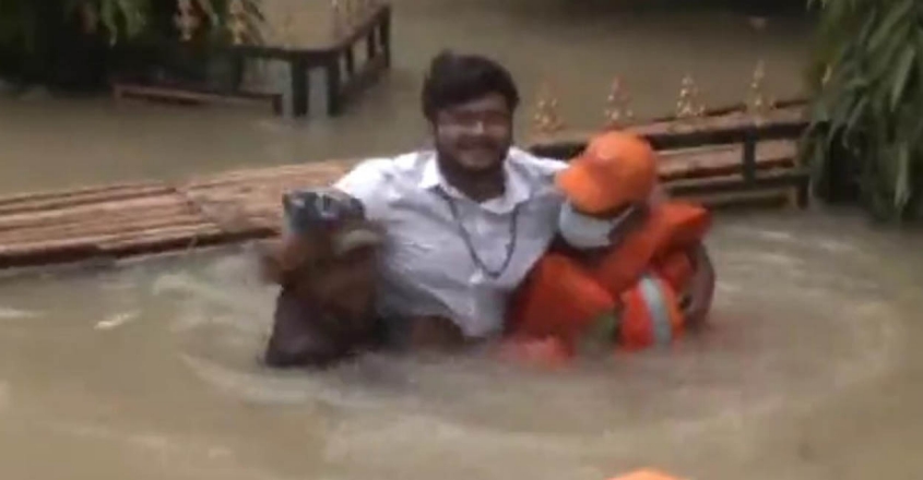വെള്ളം നീന്തിക്കയറി അസം മുഖ്യമന്ത്രിക്ക് ഉപഹാരം സമ്മാനിച്ച് യുവാവ്; വിഡിയോ വൈറൽ