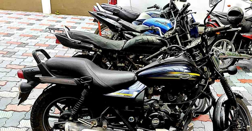 ആഘോഷിച്ച് നടക്കാൻ ബൈക്ക് മോഷണം ; പ്രായപൂർത്തിയാകാത്ത വിദ്യാർഥികൾ പിടിയിൽ