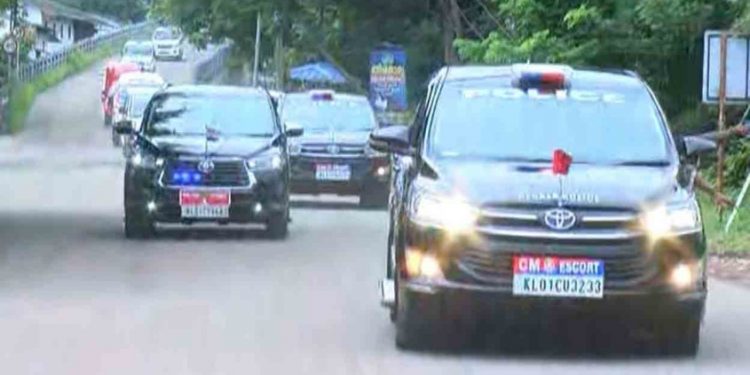 വഴിയിലുടനീളം മുഖ്യമന്ത്രിക്ക് കനത്ത സുരക്ഷ; തൃപ്പൂണിത്തുറയിലും വാഹനങ്ങൾ തട‍ഞ്ഞിട്ടു