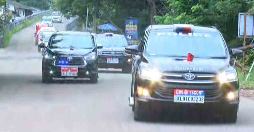 വഴിയിലുടനീളം മുഖ്യമന്ത്രിക്ക് കനത്ത സുരക്ഷ; തൃപ്പൂണിത്തുറയിലും വാഹനങ്ങൾ തട‍ഞ്ഞിട്ടു