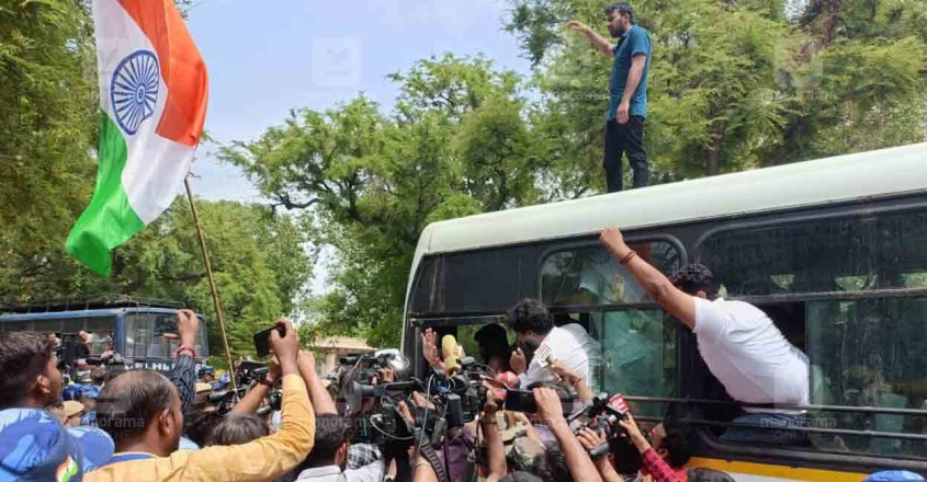 ഇഡി ഓഫിസിലേക്കുള്ള കോൺഗ്രസ് മാർച്ച് തടഞ്ഞ് പൊലീസ് ; എംപിമാർ അറസ്റ്റിൽ , വലിച്ചിഴച്ചു