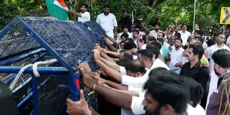 സംസ്ഥാന വ്യാപക പ്രതിഷേധവുമായി കോണ്‍ഗ്രസ് ; സംഘര്‍ഷം, കണ്ണൂരില്‍ പോലീസിന് നേരെ ചെരുപ്പേറ്