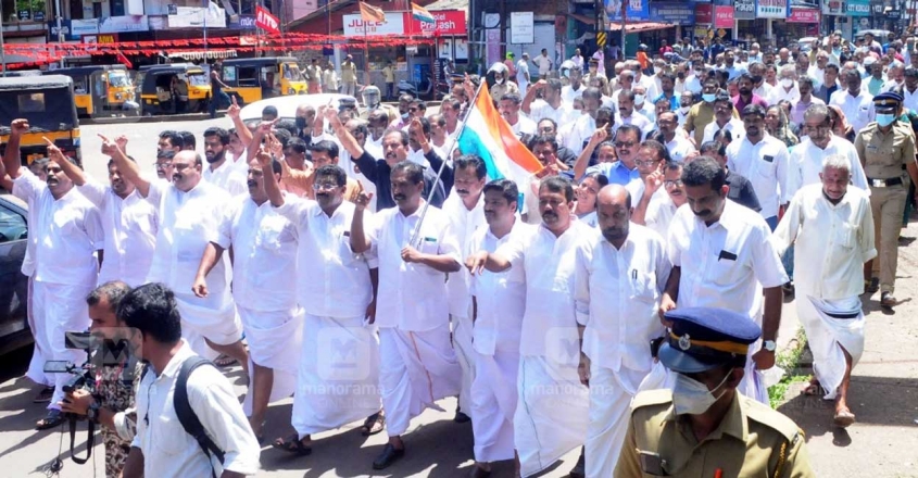 കരിദിനം: നാടാകെ പ്രതിഷേധം,സംഘർഷം; എൻ.കെ.പ്രേമചന്ദ്രന് പരുക്ക്