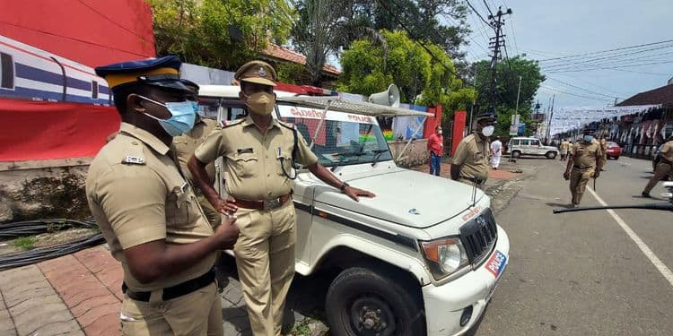 മുഖ്യമന്ത്രി പോകുന്ന വഴിയില്‍ കറുത്ത മാസ്കിനും വിലക്ക് ; മുഖ്യമന്ത്രിക്ക് കനത്ത സുരക്ഷ