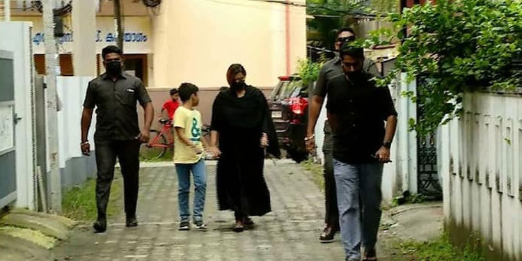 സ്വപ്ന സുരഷ് കൊച്ചിയില്‍, ഗൂഡാലോചന കേസ് റദ്ദാക്കണമെന്നാവശ്യപ്പെട്ട് നാളെ ഹൈക്കോടതിയില്‍ ഹര്‍ജി നല്‍കും
