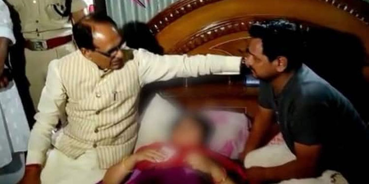 സ്ത്രീയെ ബ്ലെയ്ഡ് കൊണ്ട് ആക്രമിച്ച സംഭവം: പ്രതികളെ വെറുതെ വിടില്ല; ഉറപ്പുമായി നേരിട്ടെത്തി മധ്യപ്രദേശ് മുഖ്യൻ