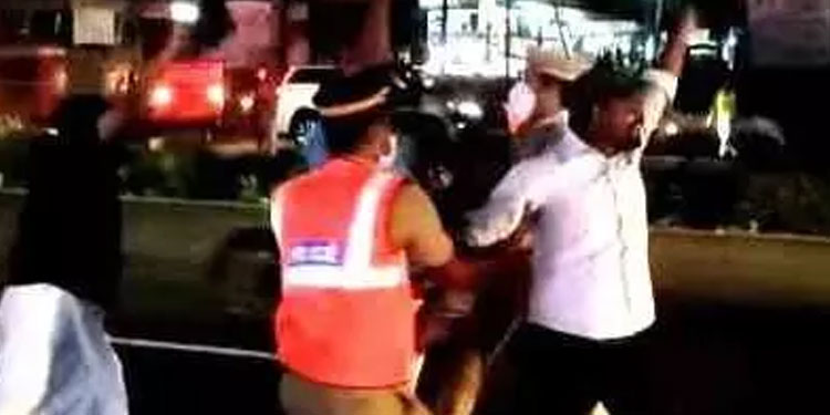 പുതുക്കാട് കോൺഗ്രസ് പ്രവർത്തകർ മുഖ്യമന്ത്രിയെ കരിങ്കൊടി കാട്ടി