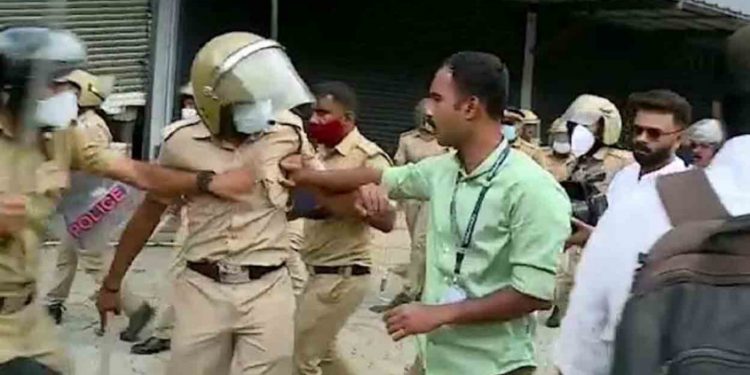 പ്രതിഷേധത്തിൽ പങ്കെടുത്തു; ടി.സിദ്ദീഖ് എംഎല്‍എയുടെ ഗണ്‍മാന് സസ്പെൻഷൻ