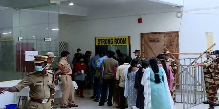 തൃക്കാക്കരയിൽ വോട്ടെണ്ണൽ തുടങ്ങി ; അരമണിക്കൂറിൽ ചിത്രം തെളിയും