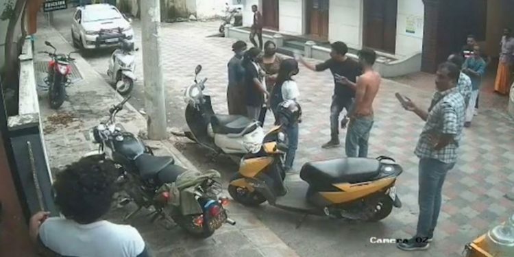 വിനോദസഞ്ചാരികളെ ശല്യം ചെയ്തു ; ചോദ്യം ചെയ്തവര്‍ക്കു നേരെ ആക്രമണം