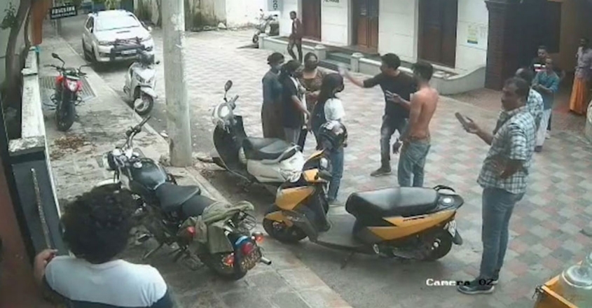വിനോദസഞ്ചാരികളെ ശല്യം ചെയ്തു ; ചോദ്യം ചെയ്തവര്‍ക്കു നേരെ ആക്രമണം