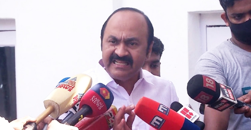 ‘മുഖ്യമന്ത്രിയുടെ കണ്ണിലും മനസിലും ഇരുട്ട് ; കാണുന്ന എല്ലാത്തിനെയും ഭയം’