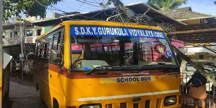 കൊച്ചിയിൽ സ്കൂൾ ബസിന് മുകളിലേക്ക് വൈദ്യുതി പോസ്റ്റ് പൊട്ടിവീണു , വാഹനത്തിൽ ഉണ്ടായിരുന്നത് എട്ട് കുട്ടികൾ