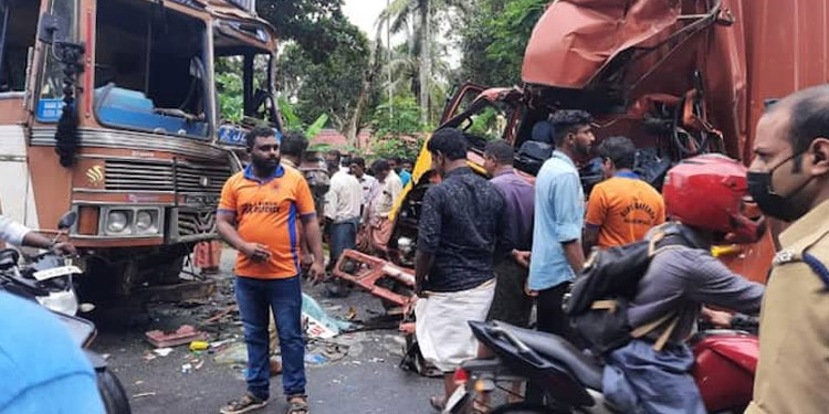 ഹരിപ്പാട് ലോറികൾ കൂട്ടിയിടിച്ചു , ഡ്രൈവർ കുടുങ്ങി , ഫയർഫോഴ്സും നാട്ടുകാരും പുറത്തെത്തിച്ചു , രണ്ടുപേർക്ക് പരിക്ക്