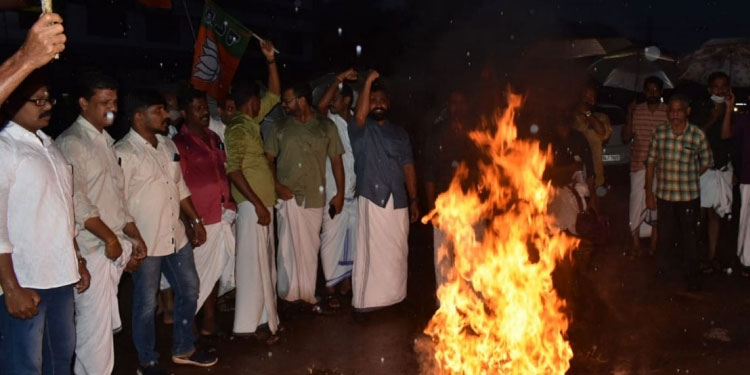 പി.ടി.ഉഷയ്‌ക്കെതിരായ പ്രസ്താവന: ‘എളമരം കരീം മാപ്പ് പറയണം’ ; കോലം കത്തിച്ച് യുവമോർച്ച
